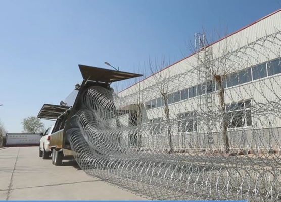 Hot Dipped Galvanized Razor Mobile Security Barrier Of 3d Razor Wire Mesh Trailer